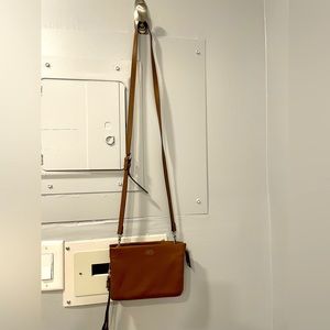 VINCE CAMUTO NEVER BEEN USED CROSSBODY. Excellent condition. Adjustable straps.